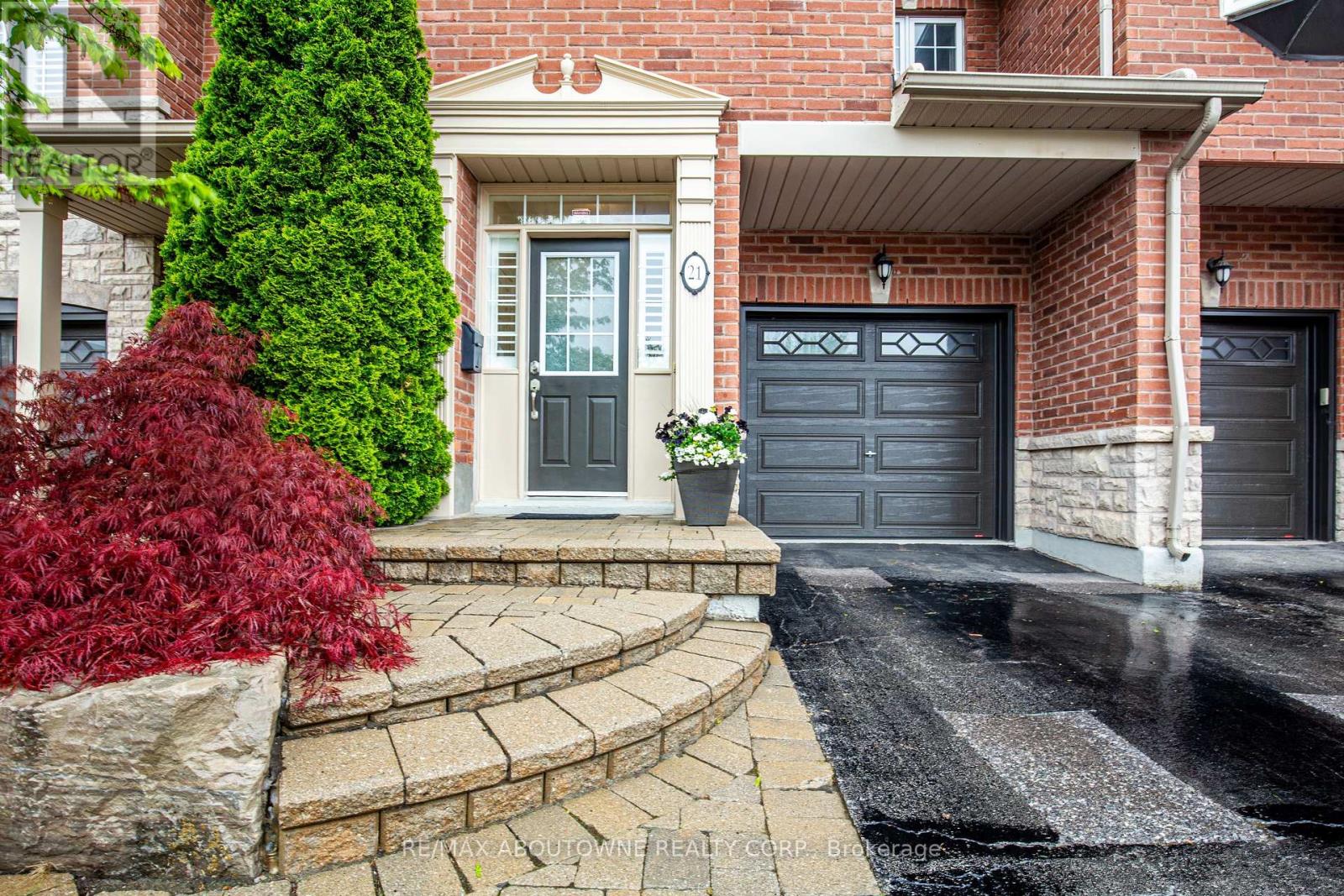 21 - 300 Ravineview Way, Oakville, Ontario  L6H 7J1 - Photo 2 - W12401029