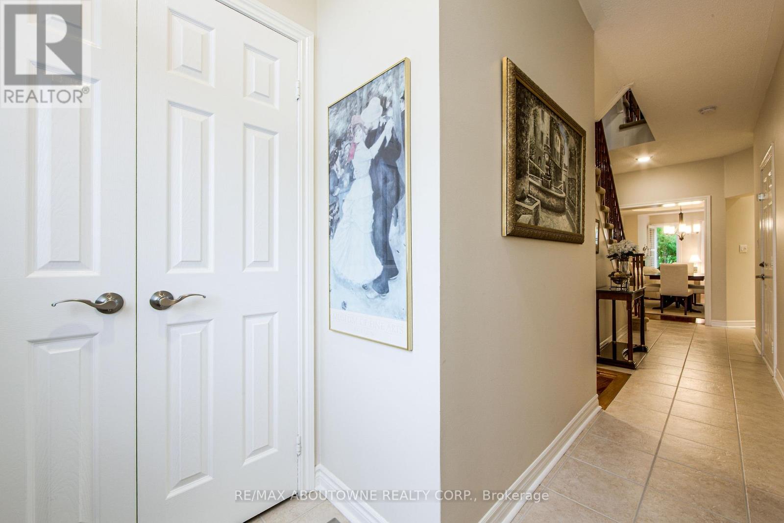 21 - 300 Ravineview Way, Oakville, Ontario  L6H 7J1 - Photo 3 - W12401029