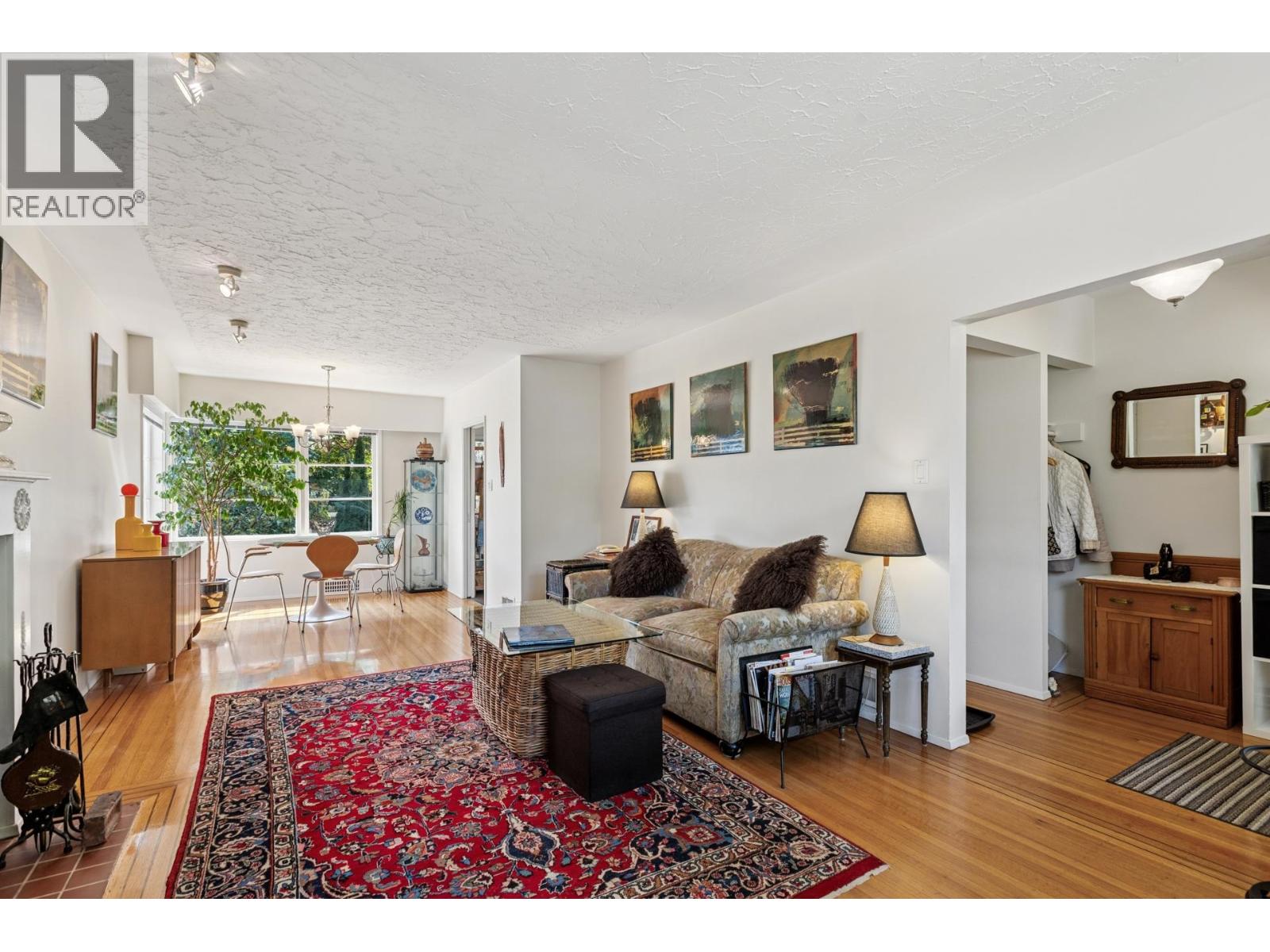 415 W 26th Street, North Vancouver, British Columbia  V7N 2G9 - Photo 2 - R3047276