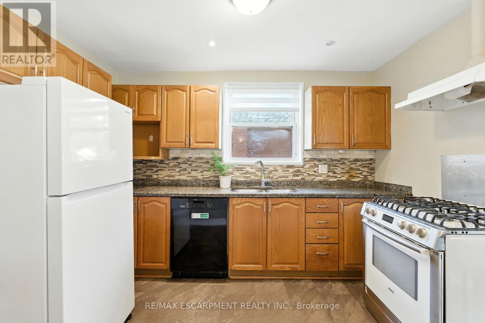 261 East 14th Street, Hamilton (Inch Park), Ontario  L9A 4B8 - Photo 14 - X12400511