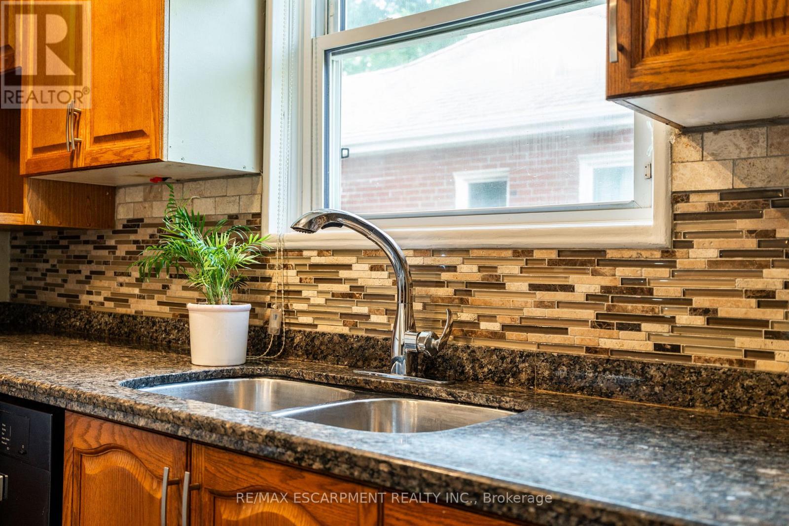 261 East 14th Street, Hamilton (Inch Park), Ontario  L9A 4B8 - Photo 15 - X12400511