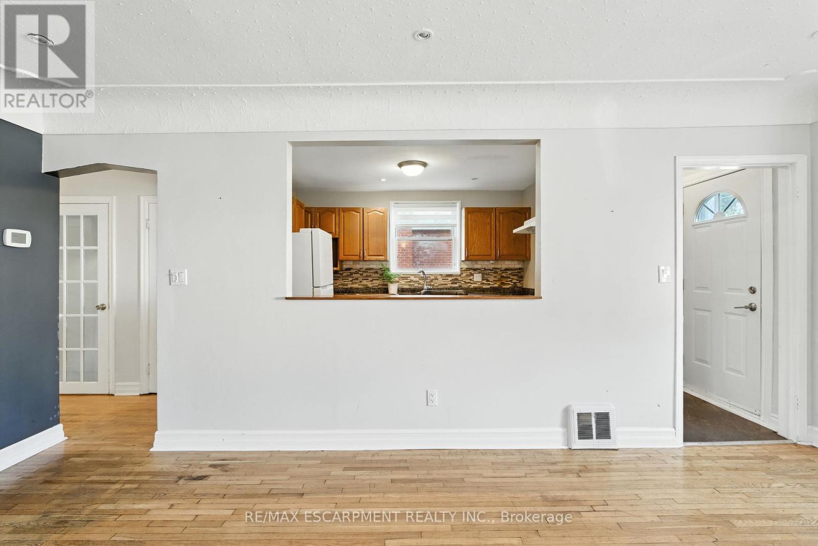261 East 14th Street, Hamilton (Inch Park), Ontario  L9A 4B8 - Photo 11 - X12400511
