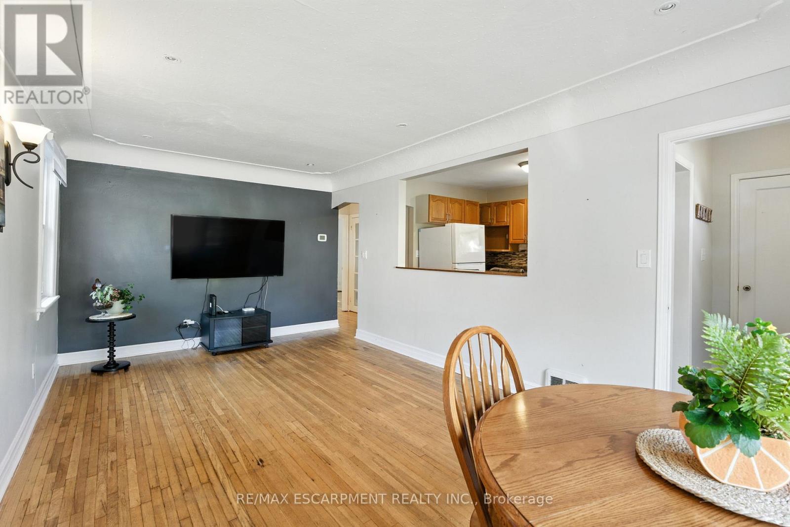 261 East 14th Street, Hamilton (Inch Park), Ontario  L9A 4B8 - Photo 8 - X12400511