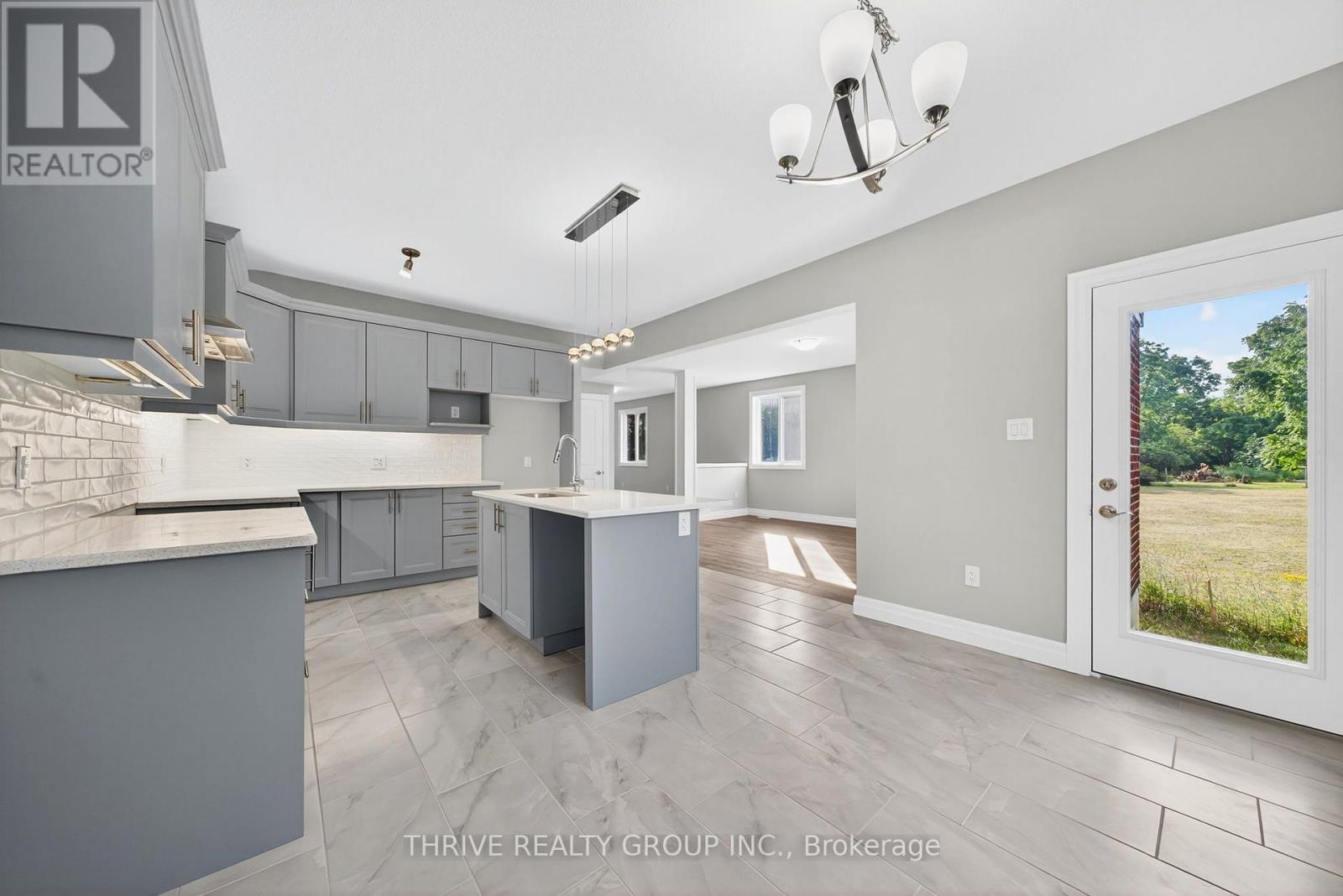 3465 Oriole Circle E, London South, Ontario  N6N 1K6 - Photo 10 - X12401280