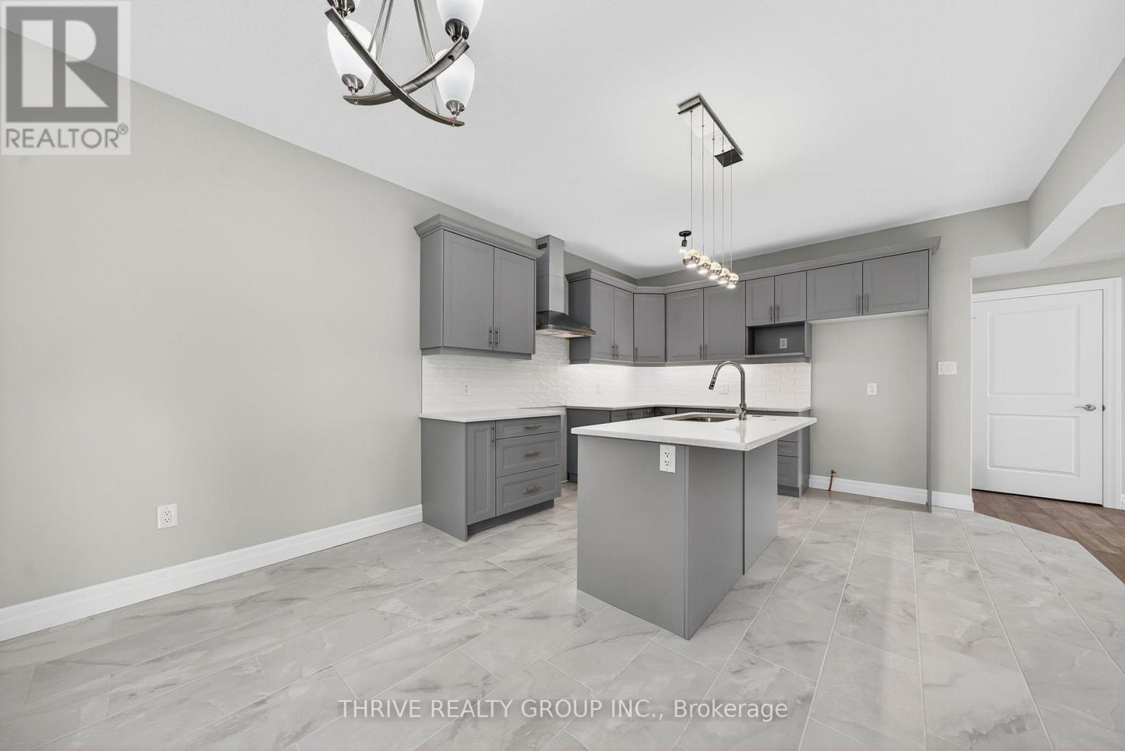 3465 Oriole Circle E, London South, Ontario  N6N 1K6 - Photo 11 - X12401280