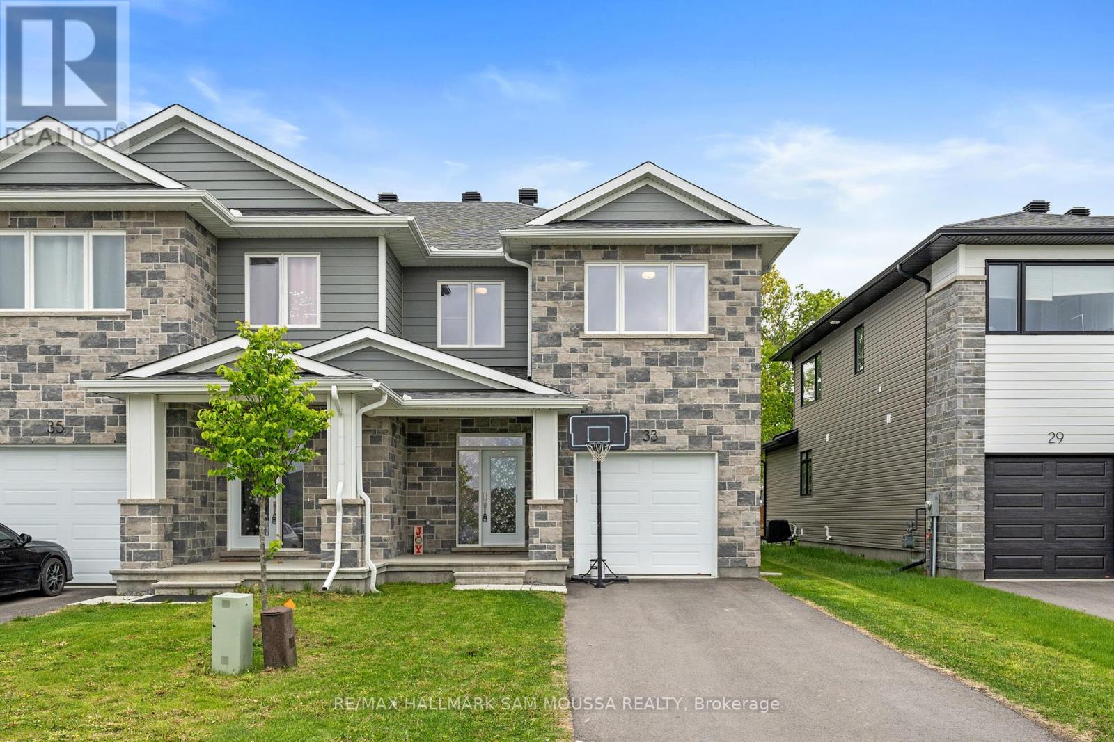 33 Mac Beattie Drive, Arnprior, Ontario  K7S 0J3 - Photo 3 - X12401183