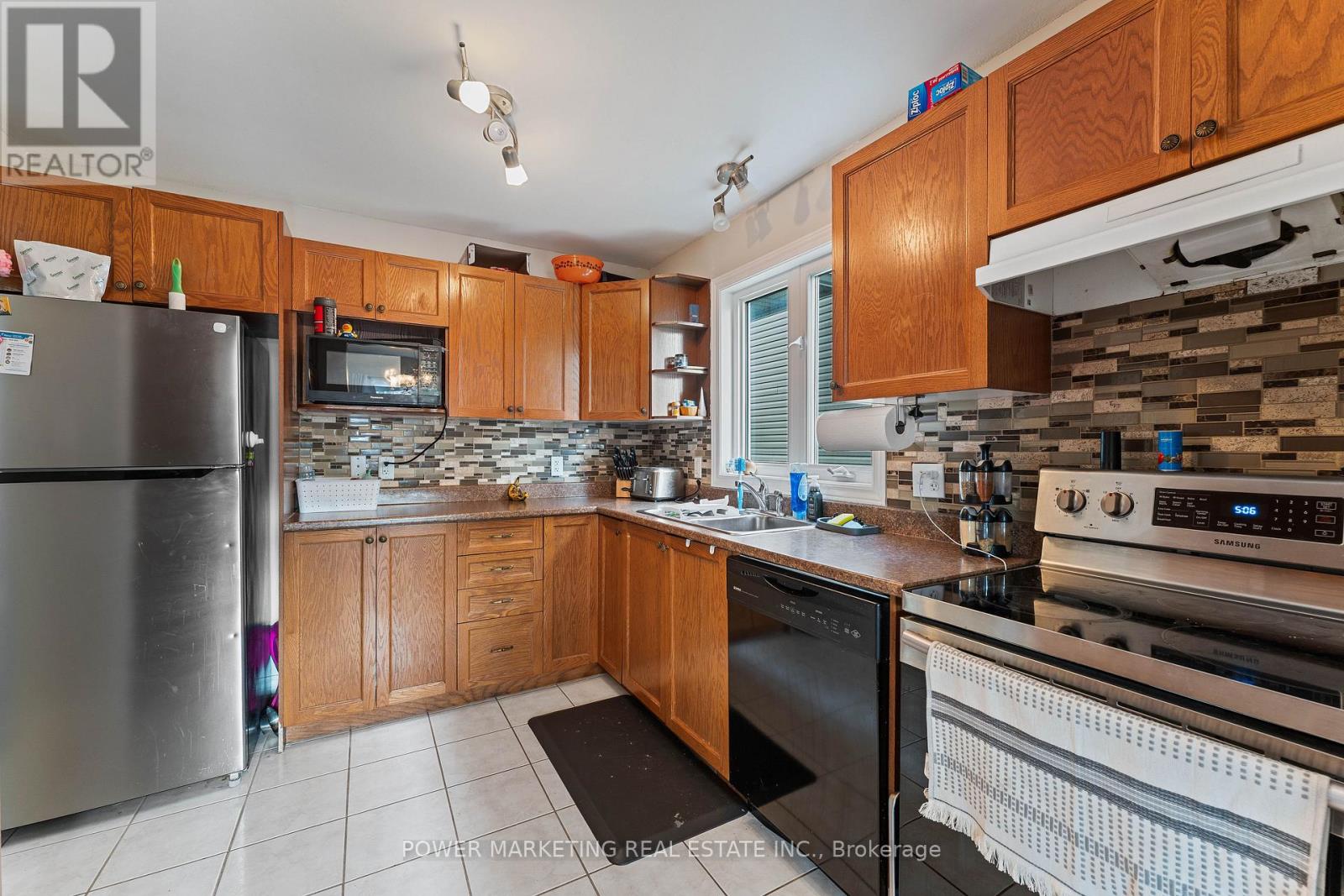 270 Mica Crescent, Clarence-Rockland, Ontario  K4K 0E2 - Photo 8 - X12401217
