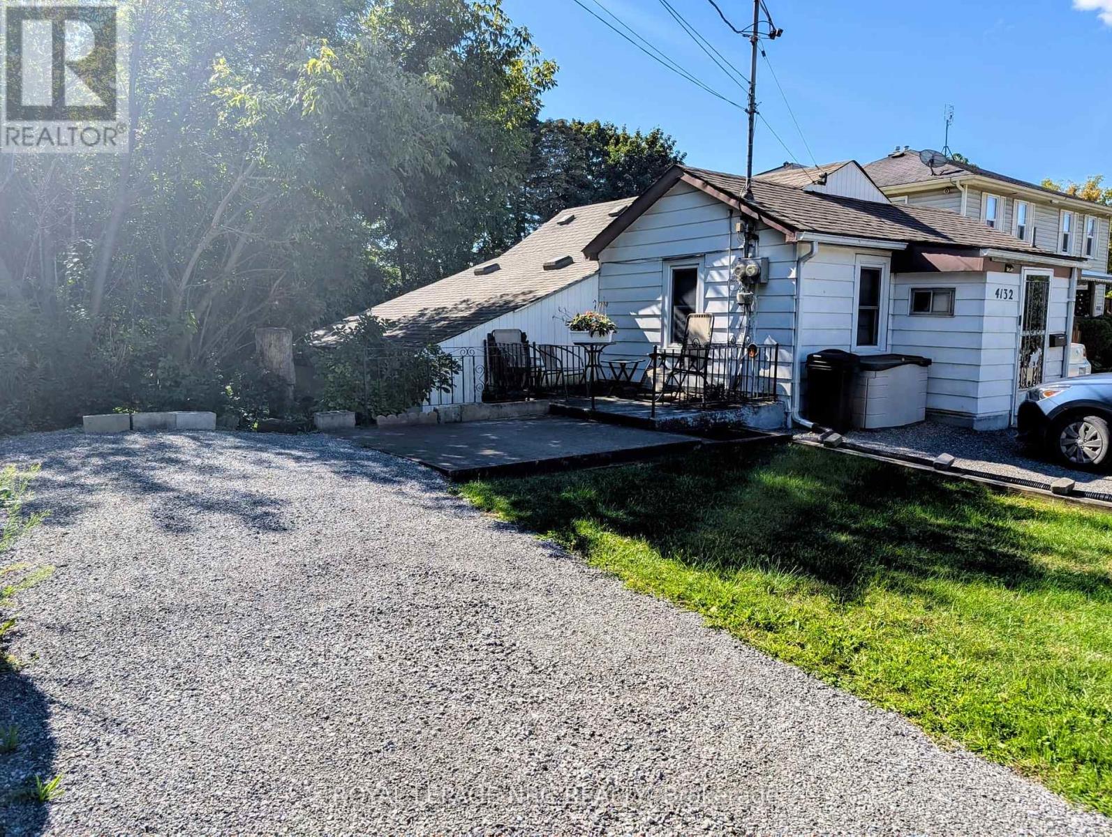 4132 Chippawa Parkway, Niagara Falls, Ontario  L2G 6E5 - Photo 2 - X12401254