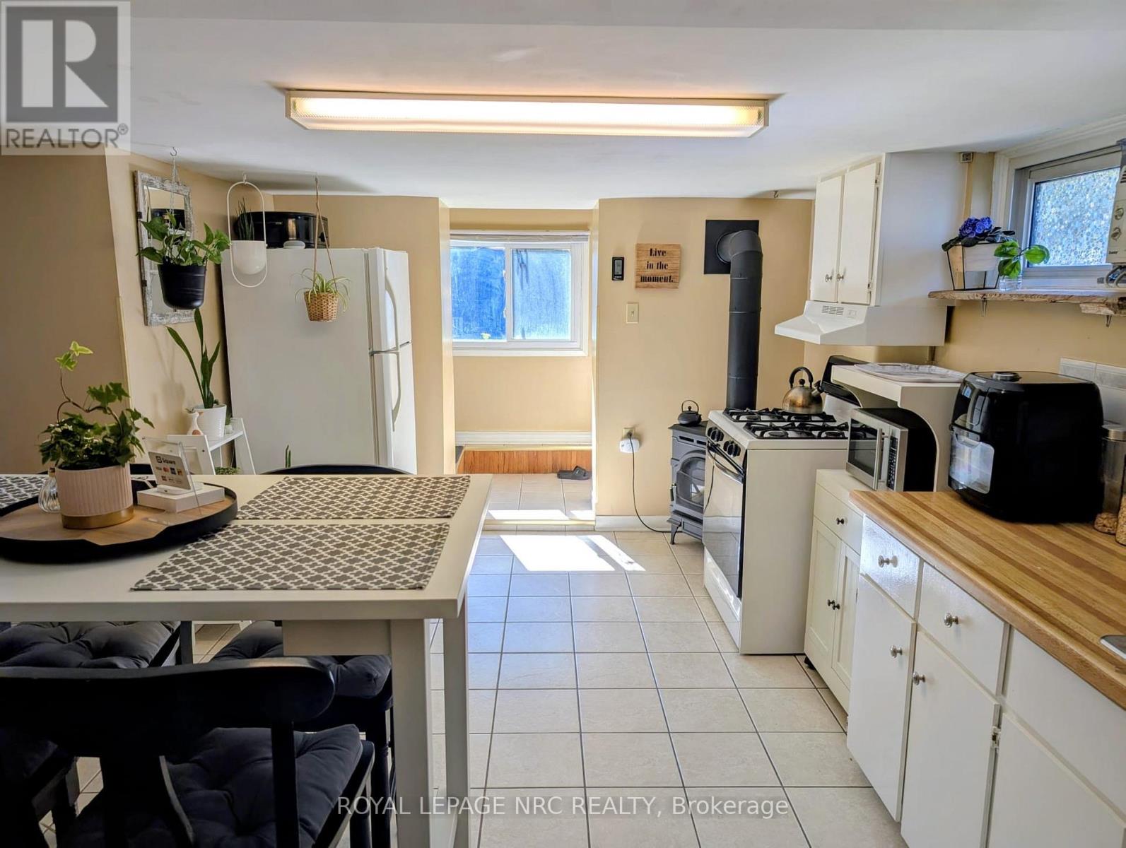 4132 Chippawa Parkway, Niagara Falls, Ontario  L2G 6E5 - Photo 9 - X12401254