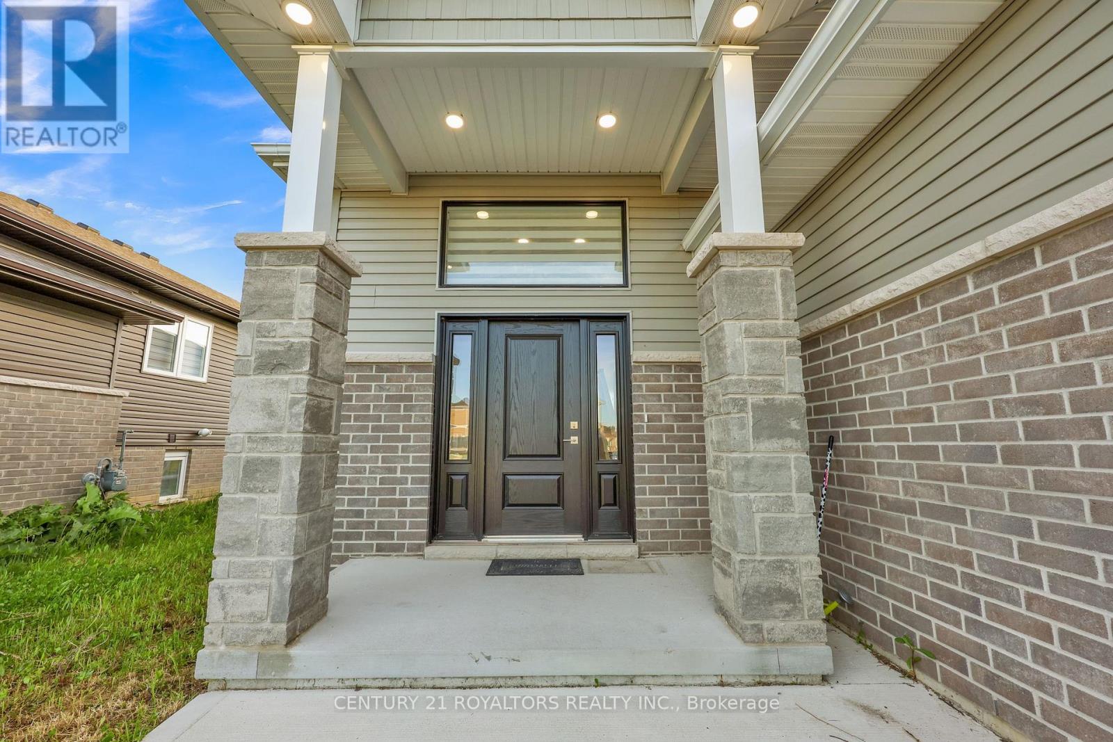 802 Keil Drive, Chatham-Kent, Ontario  N7M 0T4 - Photo 3 - X12401114