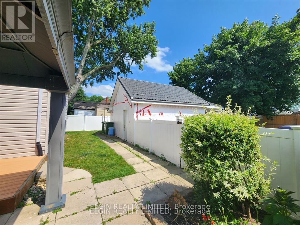 119 Erie Street, St. Thomas, Ontario  N5R 2N1 - Photo 10 - X12401332
