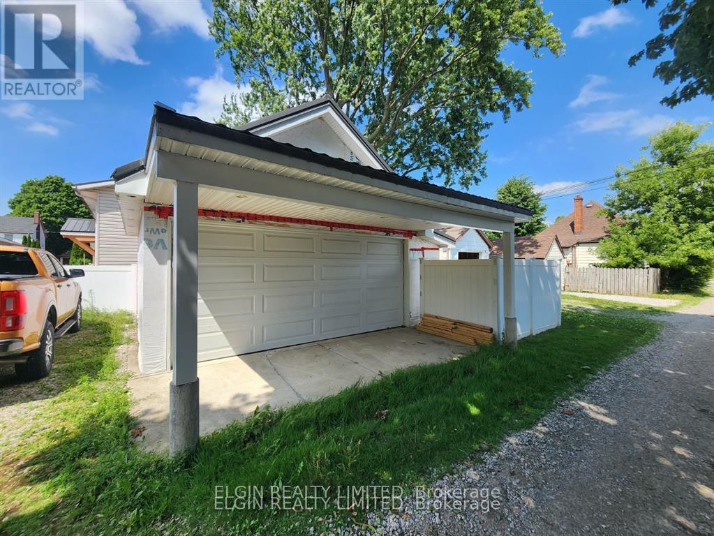 119 Erie Street, St. Thomas, Ontario  N5R 2N1 - Photo 5 - X12401332