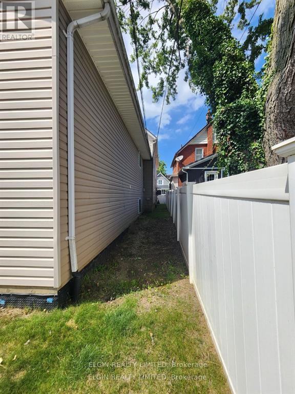 119 Erie Street, St. Thomas, Ontario  N5R 2N1 - Photo 9 - X12401332