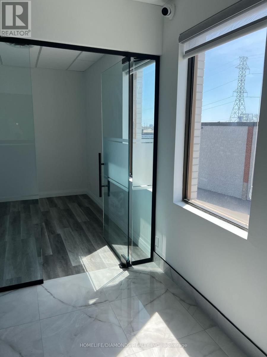 202 - 1830 Dundas Street E, Mississauga, Ontario  L4X 1L8 - Photo 4 - W12401165