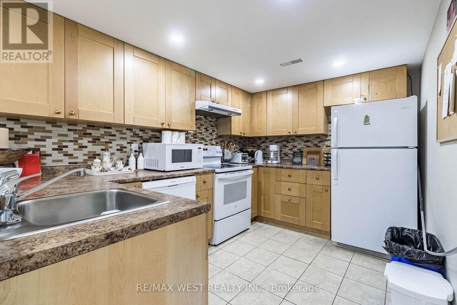 Bsmt - 24 Clarion Road, Toronto, Ontario  M9R 3Y5 - Photo 14 - W12401172