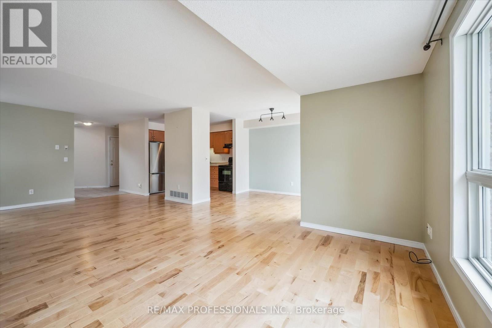 165 Silurian Drive, Guelph, Ontario  N1E 7E6 - Photo 10 - X12401201