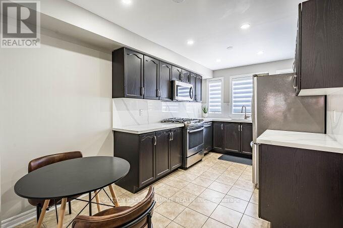 65 Spadina Road, Brampton (Brampton West), Ontario  L6X 4X6 - Photo 5 - W12401345