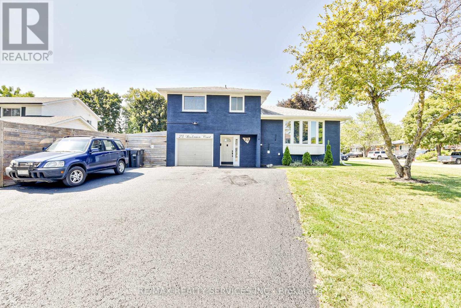 23 Windermere Court, Brampton (Northwood Park), Ontario  L6X 2L5 - Photo 1 - W12401346