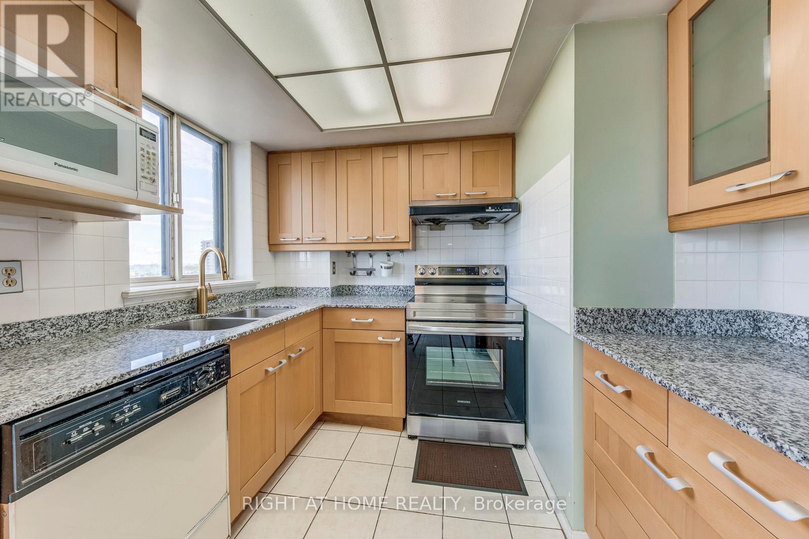 1603 - 1360 Rathburn Road E, Mississauga, Ontario  L4W 4H4 - Photo 19 - W12401389