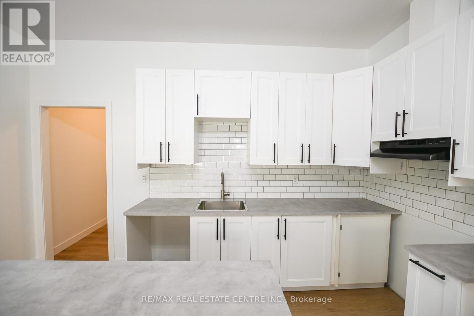 284 Darling Street, Brantford, Ontario  N3S 3X6 - Photo 4 - X12401356