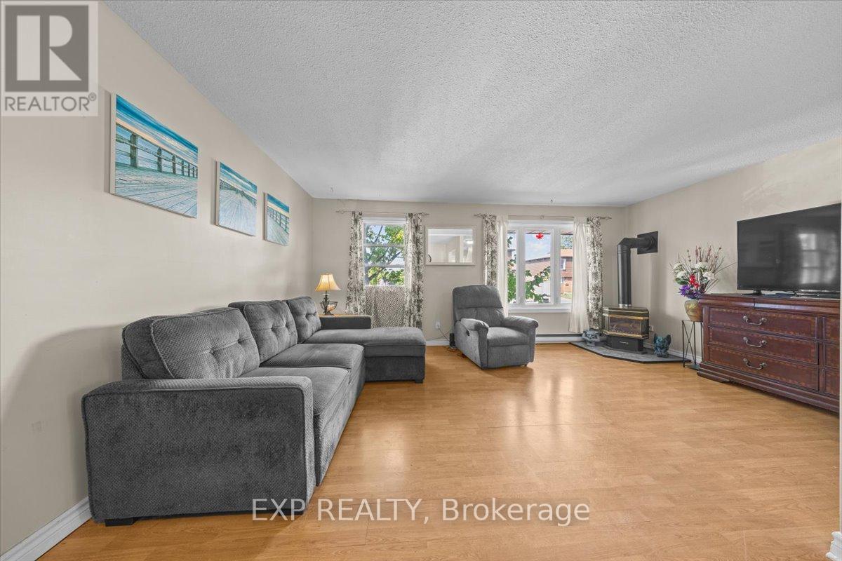 3166 Stockton Drive, Ottawa, Ontario  K1T 1S1 - Photo 7 - X12401423