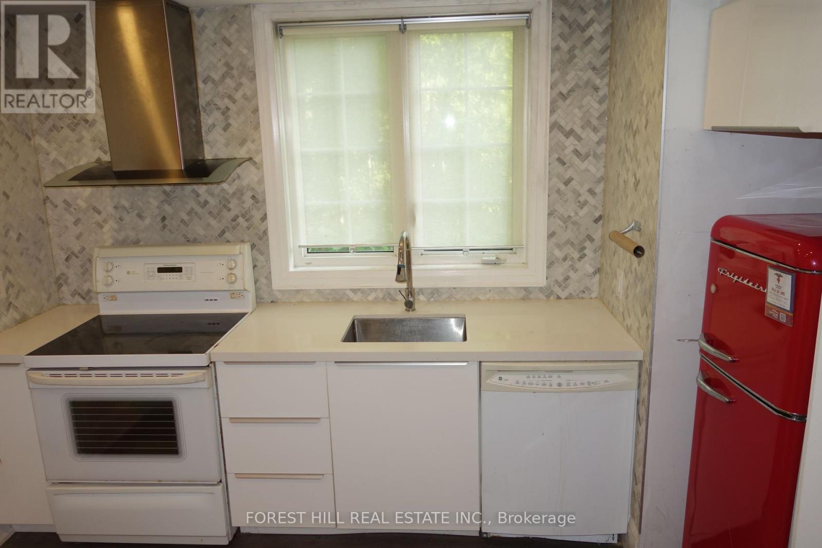 18 Farwell Avenue, Wasaga Beach, Ontario  L9Z 0H3 - Photo 13 - S12399820