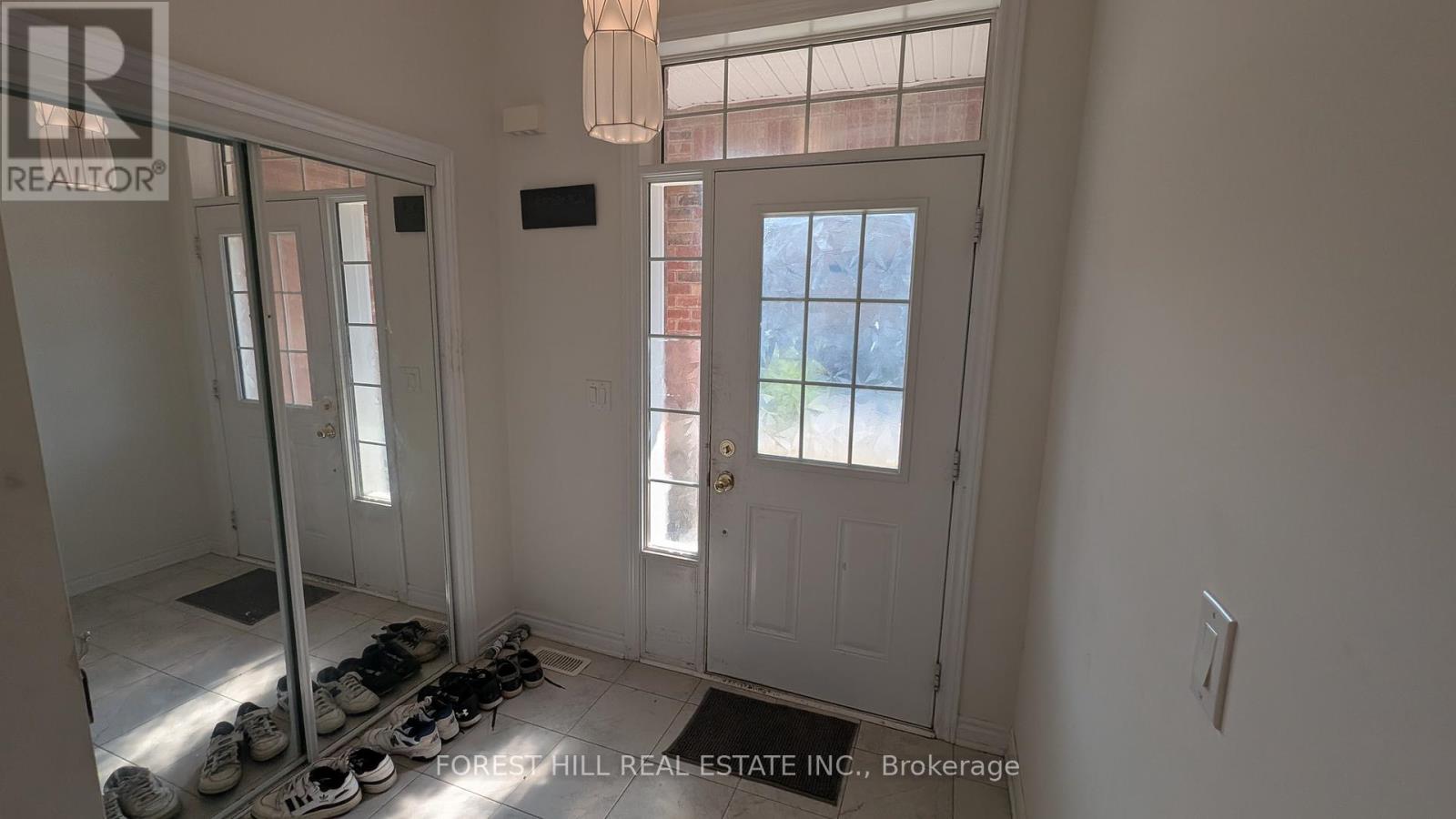 18 Farwell Avenue, Wasaga Beach, Ontario  L9Z 0H3 - Photo 4 - S12399820
