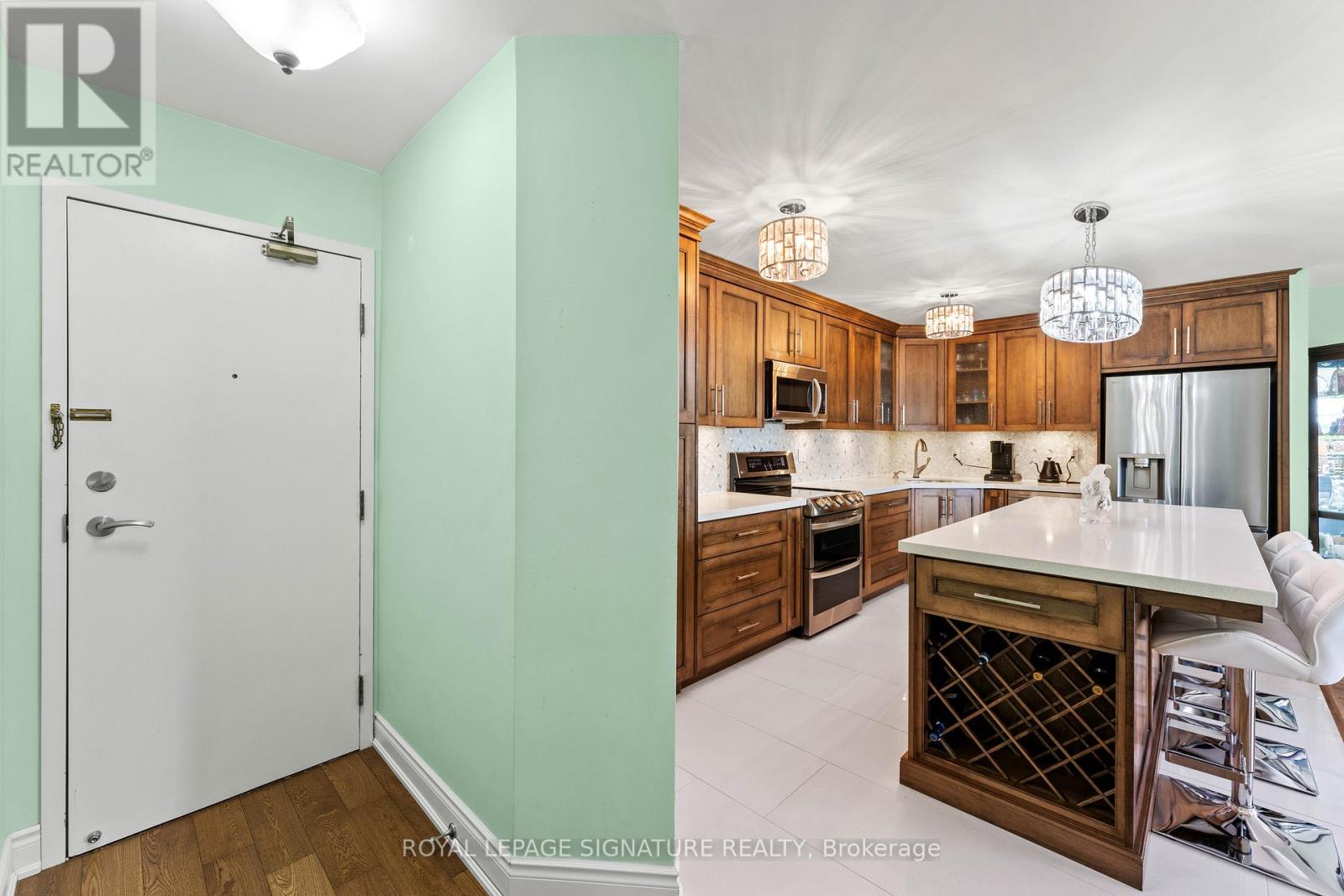 1007 - 250 Davis Drive, Newmarket, Ontario  L3Y 7T7 - Photo 9 - N12401439