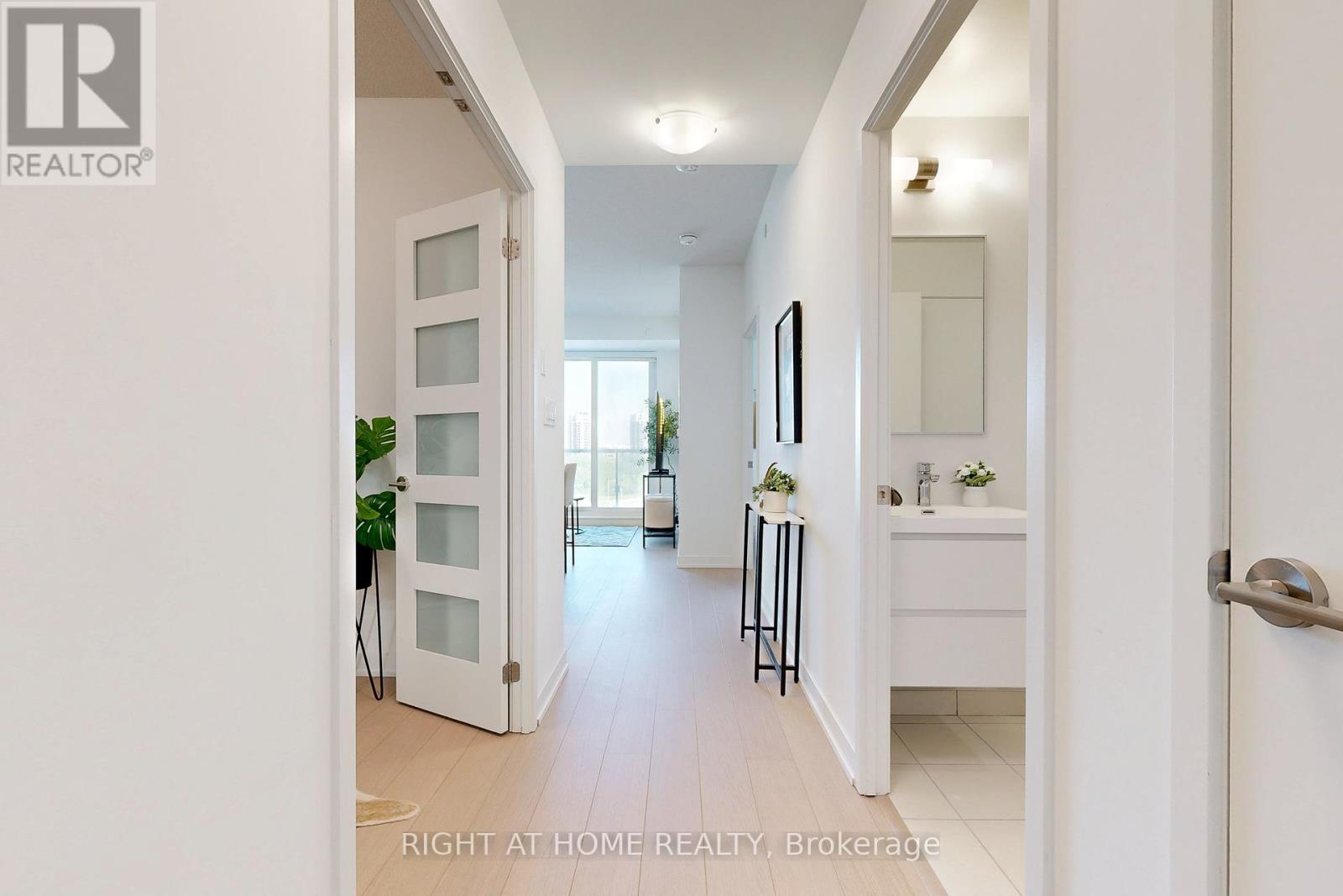 B807 - 292 Verdale Crossing, Markham, Ontario  L6G 0H6 - Photo 2 - N12401446