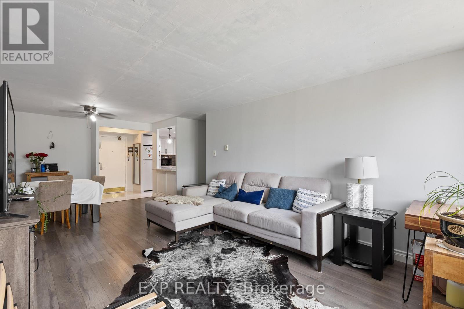 707 - 25 Fairview Road W, Mississauga, Ontario  L5B 3Y8 - Photo 4 - W12401425
