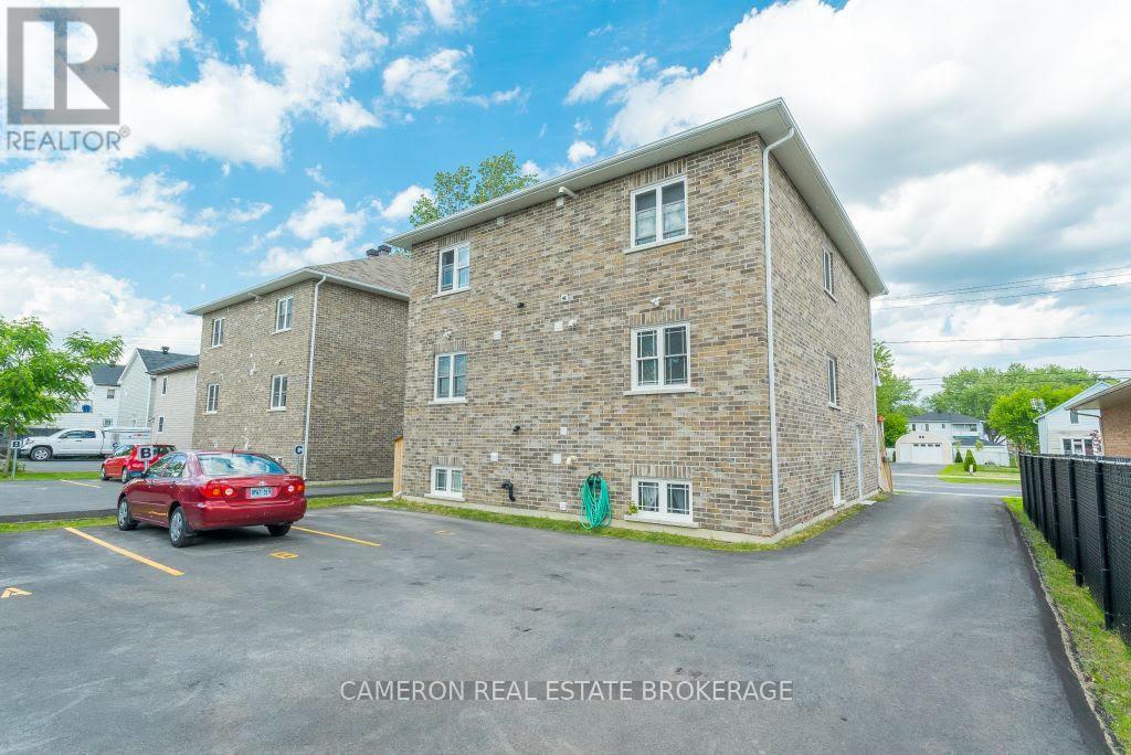 A - 1232 Cumberland Street, Cornwall, Ontario  K6J 4K5 - Photo 5 - X12401491