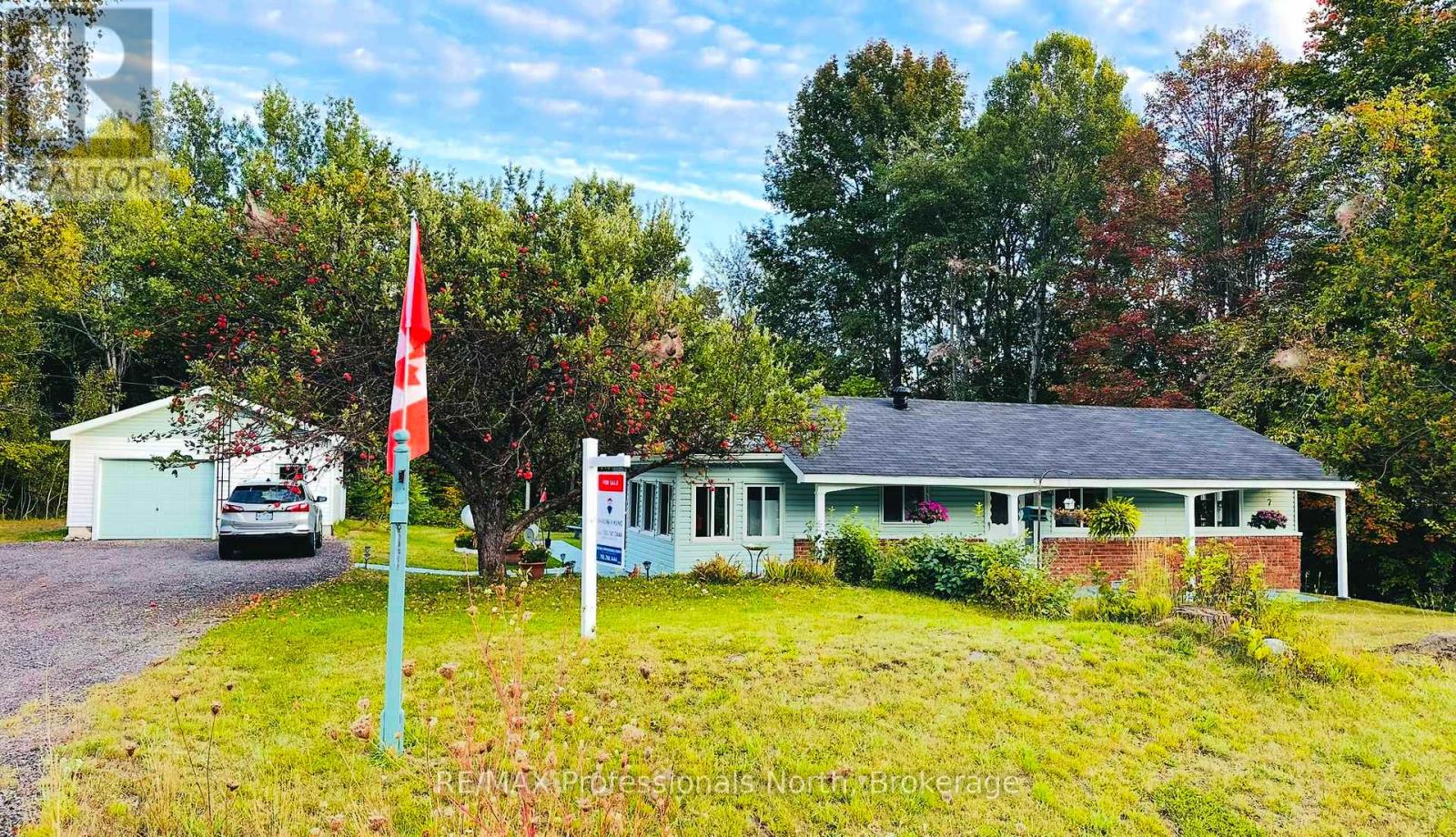 1671 Hwy 60 Highway, Huntsville, Ontario  P1H 1A2 - Photo 2 - X12400081