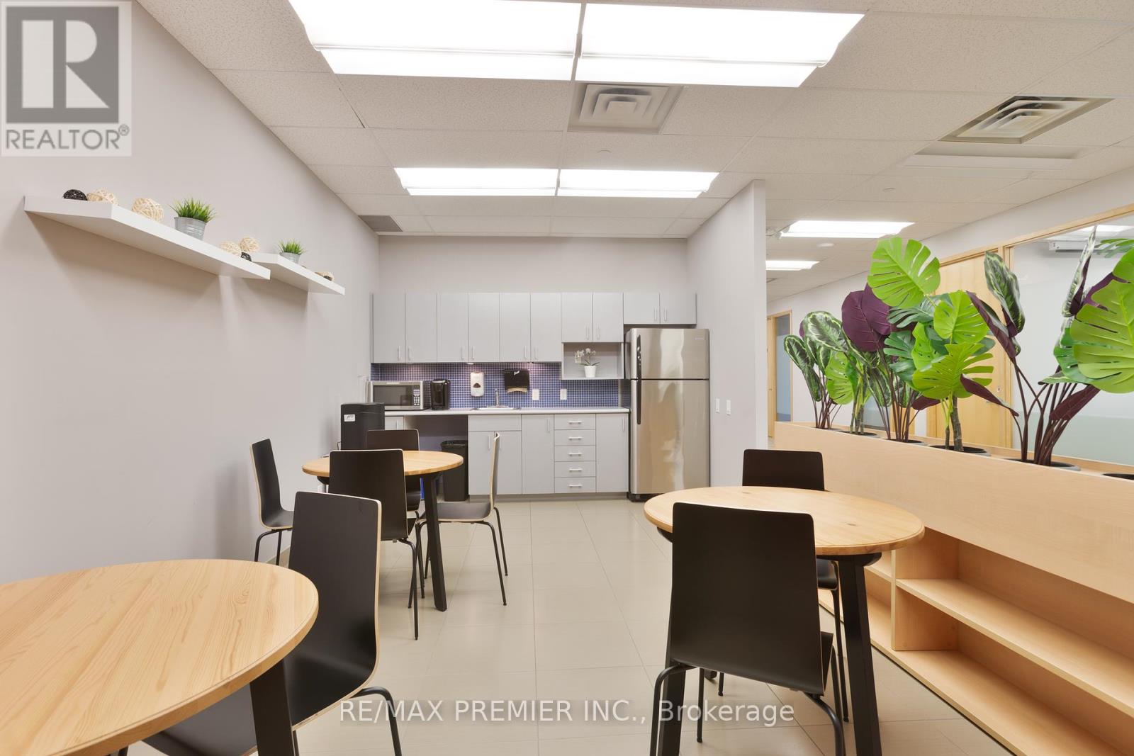 301-G - 231 Oak Park Boulevard, Oakville, Ontario  L6H 6M4 - Photo 7 - W12401485