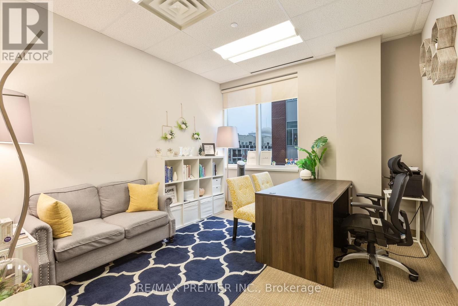 301-F - 231 Oak Park Boulevard, Oakville, Ontario  L6H 6M4 - Photo 4 - W12401493