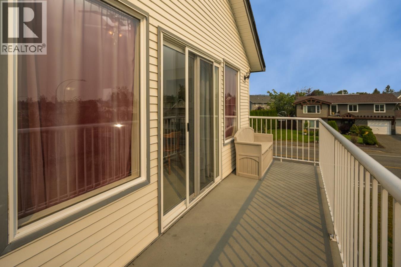 Property at 927 CLARE CRESCENT image 4