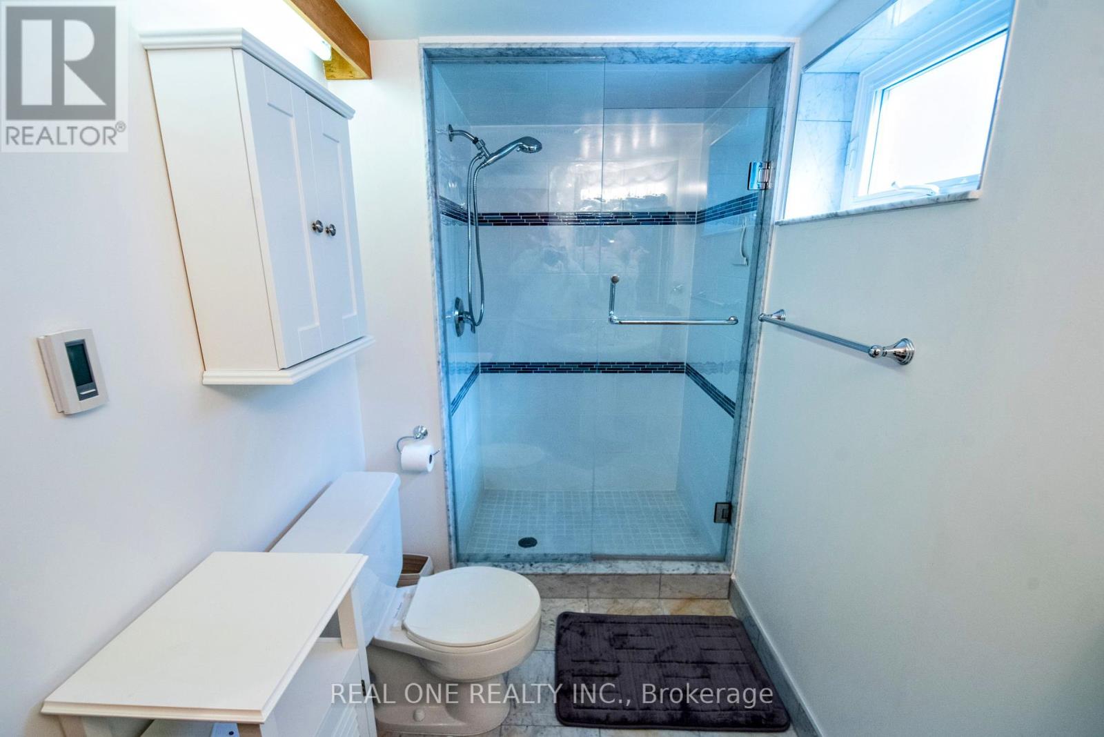 1570 Park Royale Boulevard, Mississauga, Ontario  L5E 2Z4 - Photo 12 - W12401530