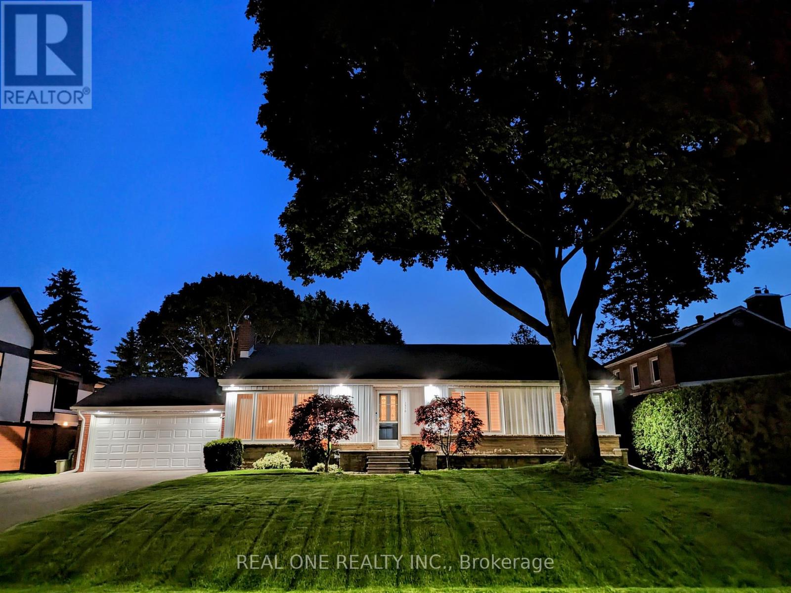 1570 Park Royale Boulevard, Mississauga, Ontario  L5E 2Z4 - Photo 2 - W12401530
