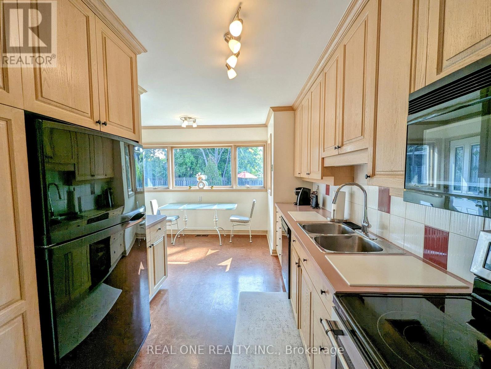 1570 Park Royale Boulevard, Mississauga, Ontario  L5E 2Z4 - Photo 6 - W12401530