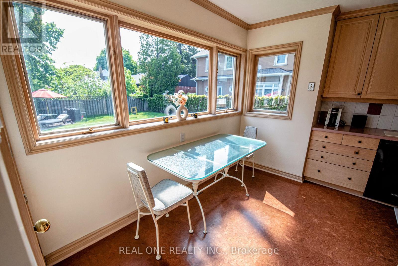 1570 Park Royale Boulevard, Mississauga, Ontario  L5E 2Z4 - Photo 7 - W12401530
