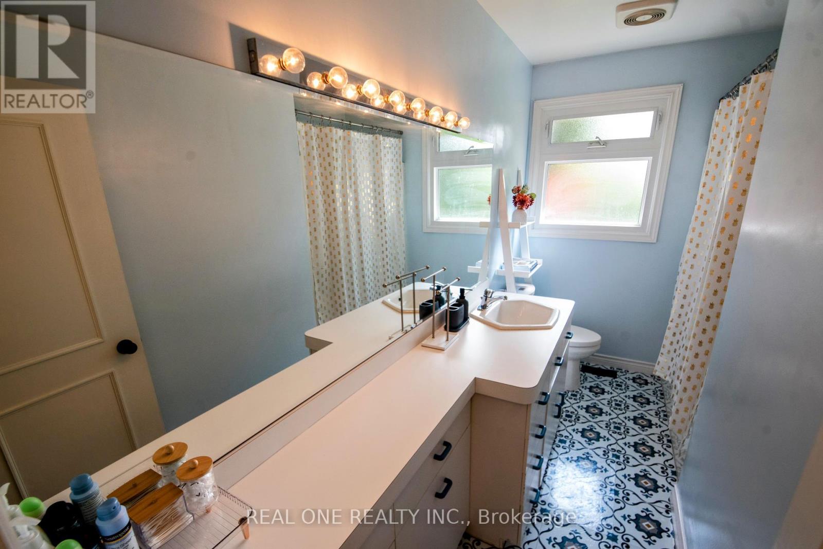 1570 Park Royale Boulevard, Mississauga, Ontario  L5E 2Z4 - Photo 9 - W12401530