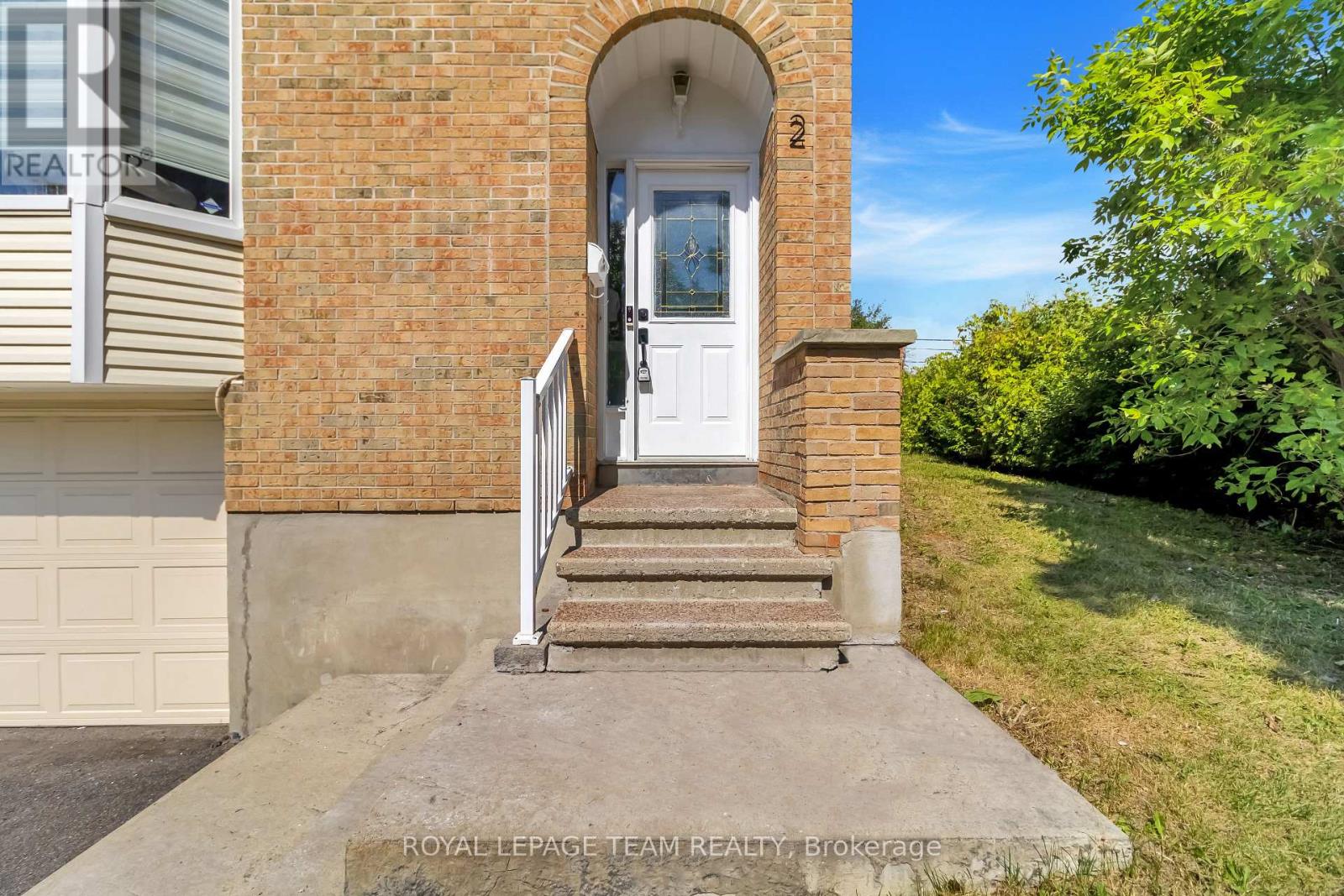 2 Brookhaven Court, Ottawa, Ontario  K2H 9E3 - Photo 3 - X12401541