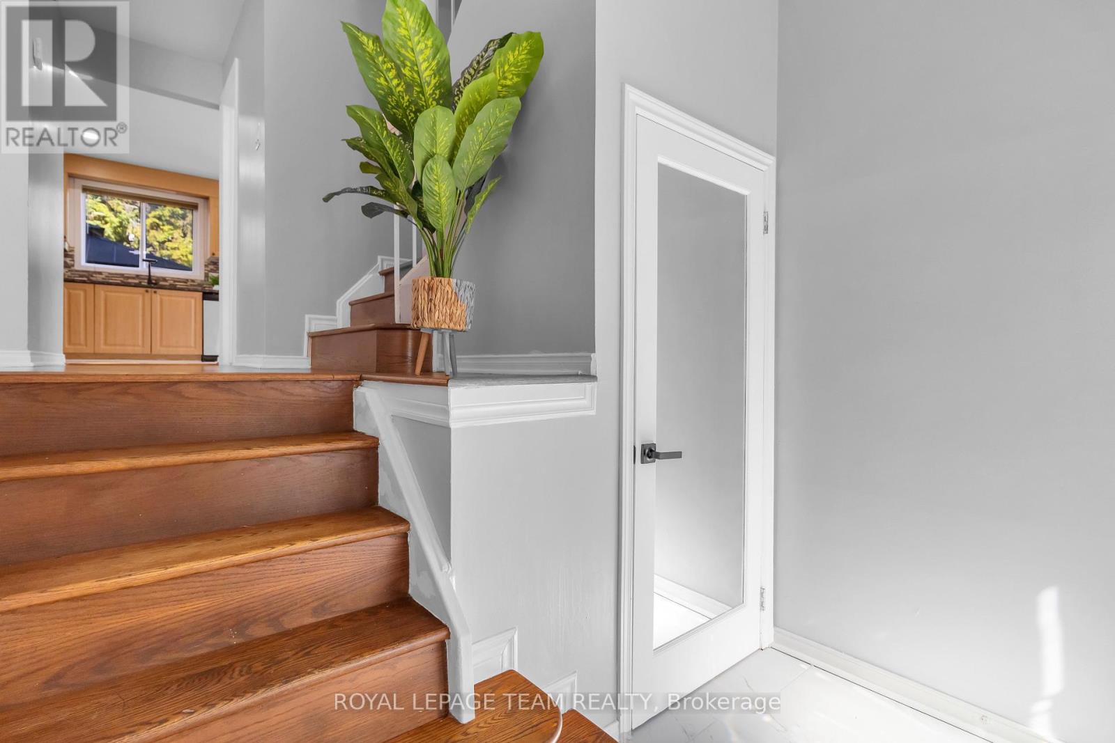 2 Brookhaven Court, Ottawa, Ontario  K2H 9E3 - Photo 4 - X12401541