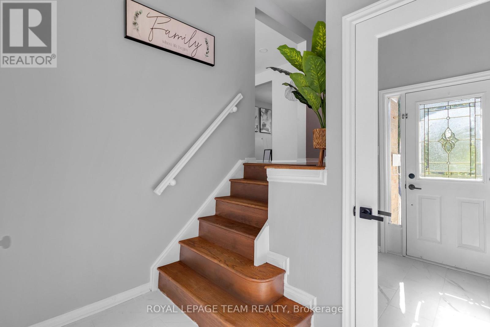 2 Brookhaven Court, Ottawa, Ontario  K2H 9E3 - Photo 5 - X12401541