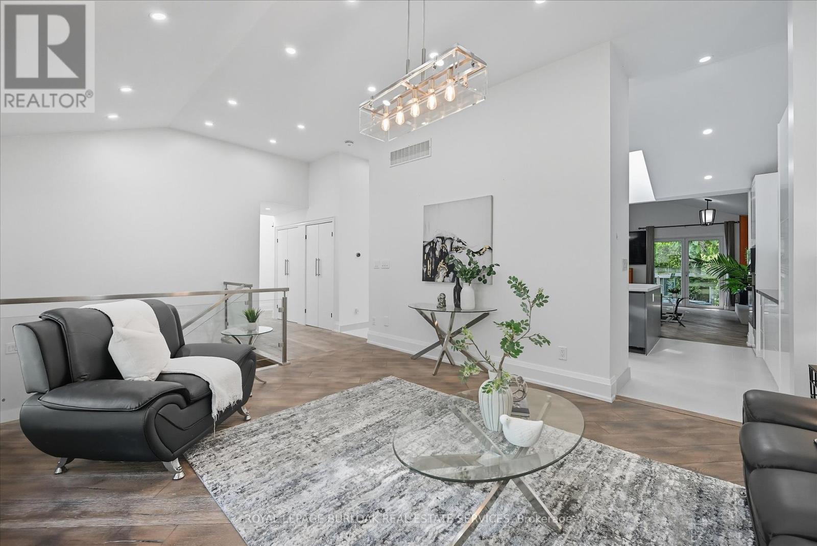 568 Dynes Road, Burlington, Ontario  L7N 2V2 - Photo 5 - W12401538
