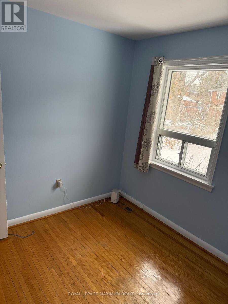 Upper - 5 Lawrence Crescent, Brampton, Ontario  L6W 2P2 - Photo 10 - W12401569