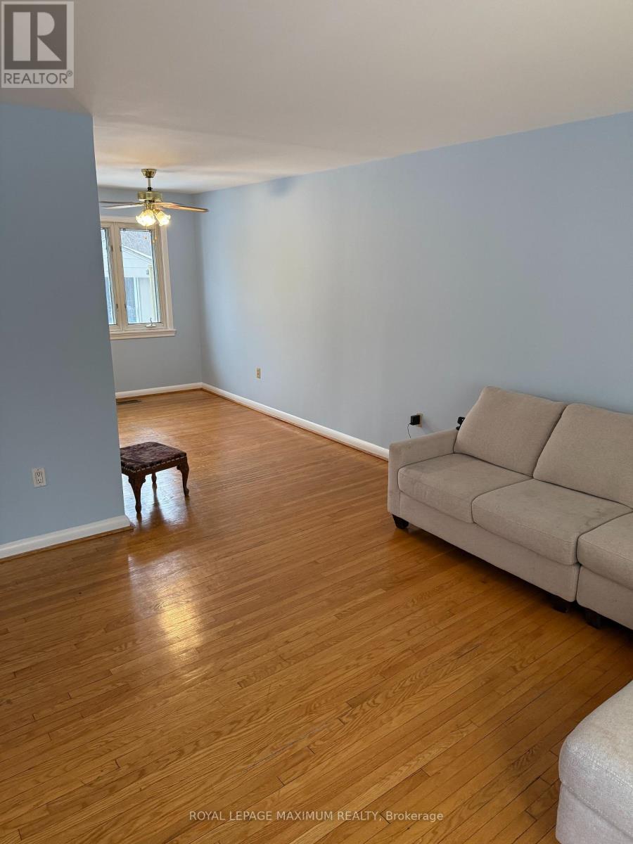 Upper - 5 Lawrence Crescent, Brampton, Ontario  L6W 2P2 - Photo 2 - W12401569