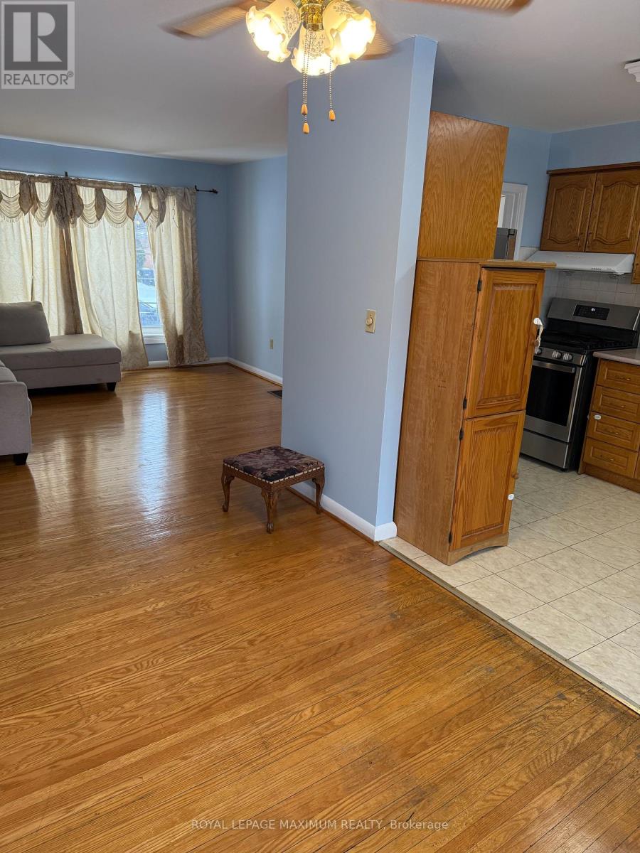 Upper - 5 Lawrence Crescent, Brampton, Ontario  L6W 2P2 - Photo 4 - W12401569