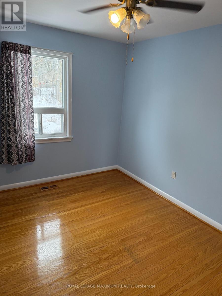 Upper - 5 Lawrence Crescent, Brampton, Ontario  L6W 2P2 - Photo 8 - W12401569
