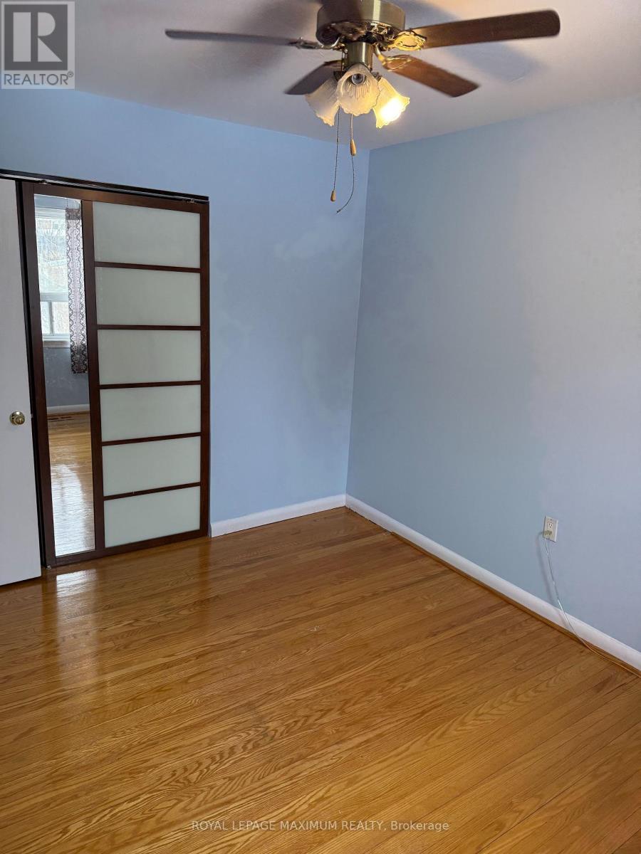 Upper - 5 Lawrence Crescent, Brampton, Ontario  L6W 2P2 - Photo 9 - W12401569
