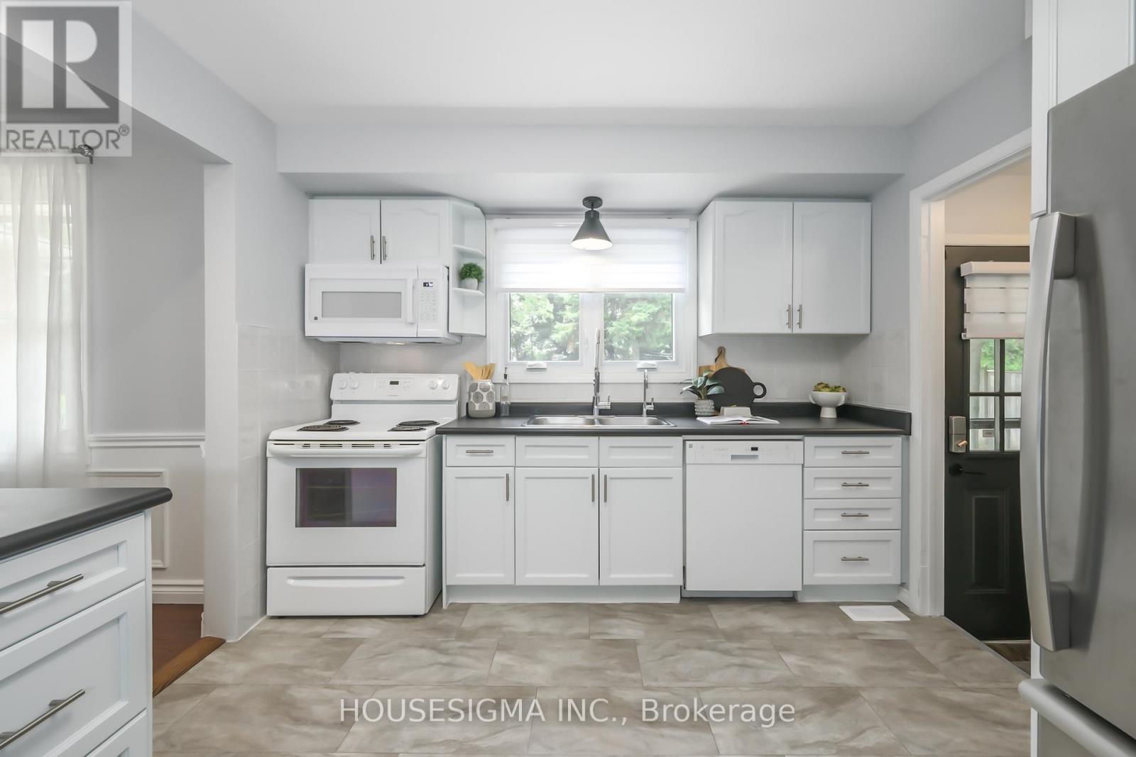 47 Scotchpine Crescent E, London North, Ontario  N6G 2E1 - Photo 11 - X12401593